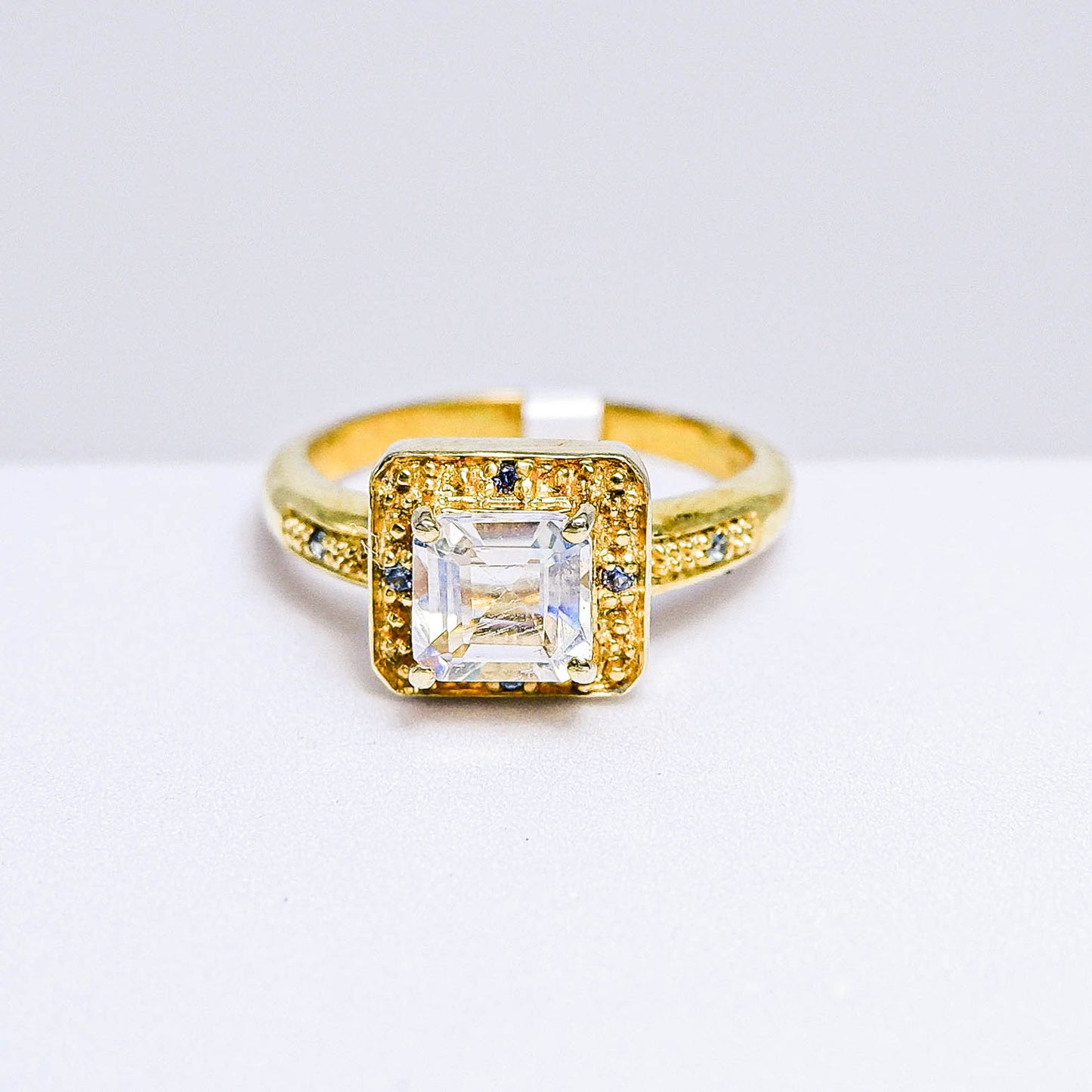 แหวนเงินแท้ 925 ฝังพลอย มูนสโตน (Moonstone) + ไพลิน (Blue Sapphire)