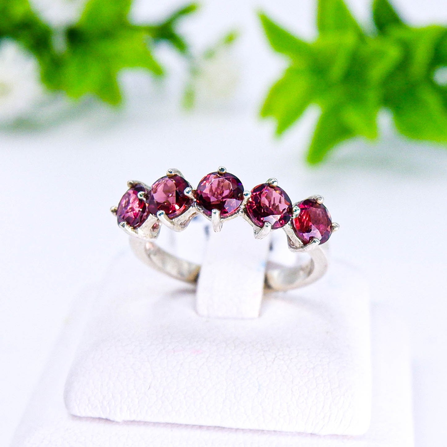 แหวนเงินแท้ 925 ฝังพลอย โรโดไลท์ (Rhodolite)