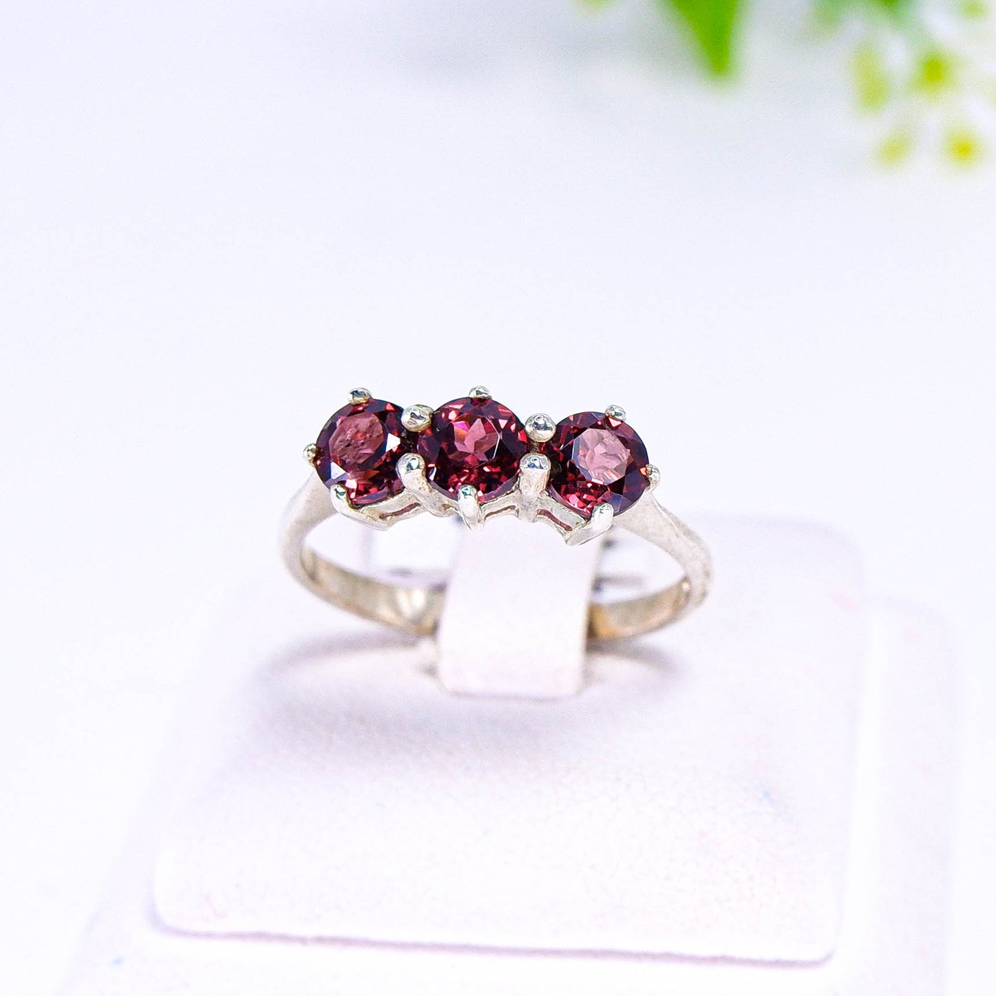 แหวนเงินแท้ 925 ฝังพลอย โรโดไลท์ (Rhodolite)