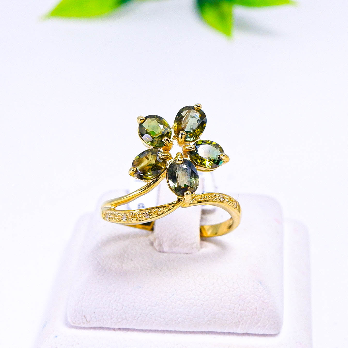 แหวนเงินแท้ 925 ฝังพลอย เขียวส่อง (green Sapphire) + เซอร์คอน (Zircon)