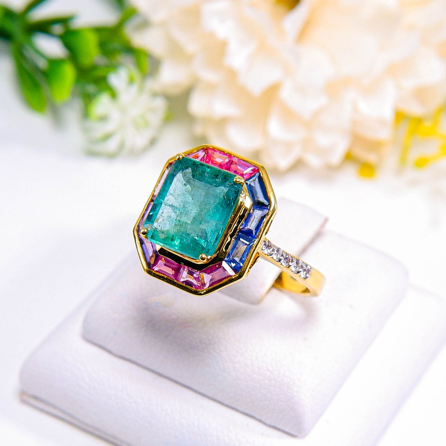 แหวนทอง9K ฝังพลอยมรกต(Emerald) + แฟนซีแซฟไฟร์(Fancy Sapphire) + เพชร(Diamond)