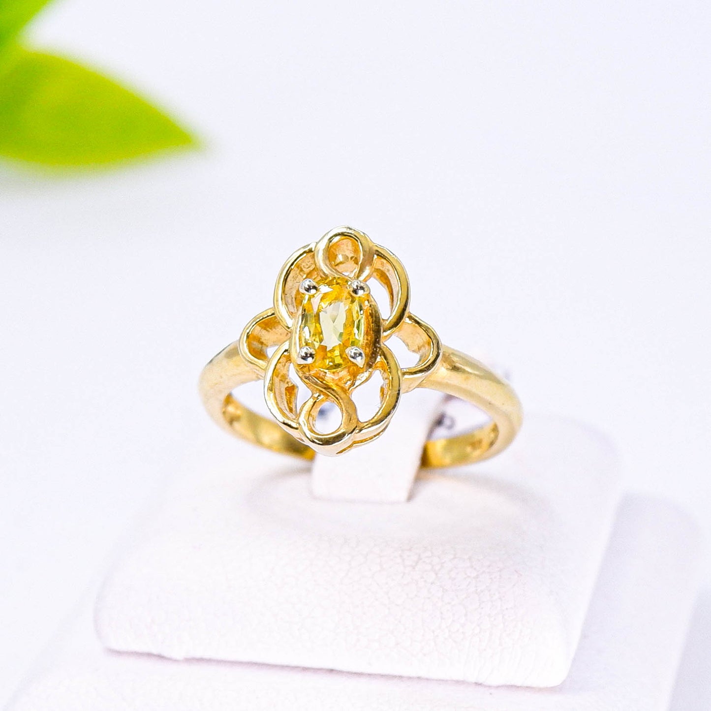 แหวนเงินแท้ 925 ฝังพลอย บุษราคัม (Yellow Sapphire)