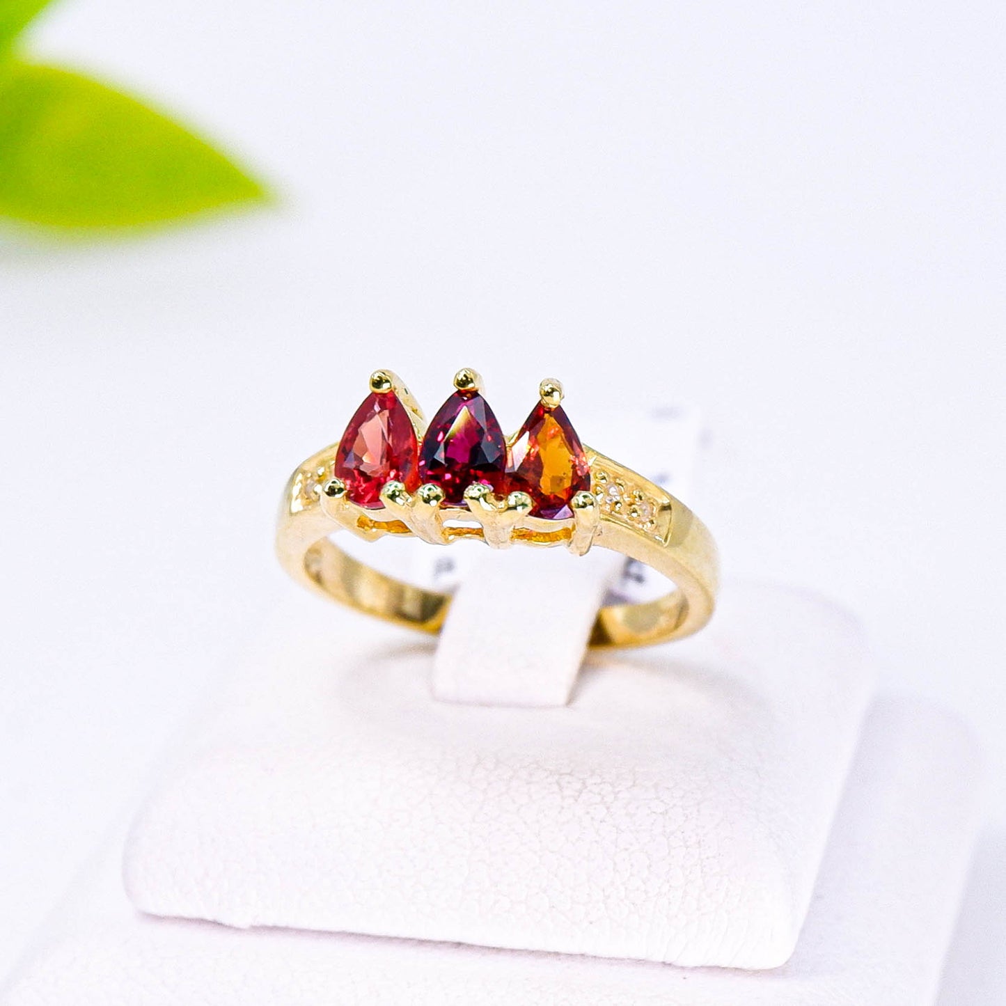 แหวนเงินแท้ 925 ฝังพลอย แทนซาเนียรูบี้ (Tanzania Ruby) + ไวท์โทพาส