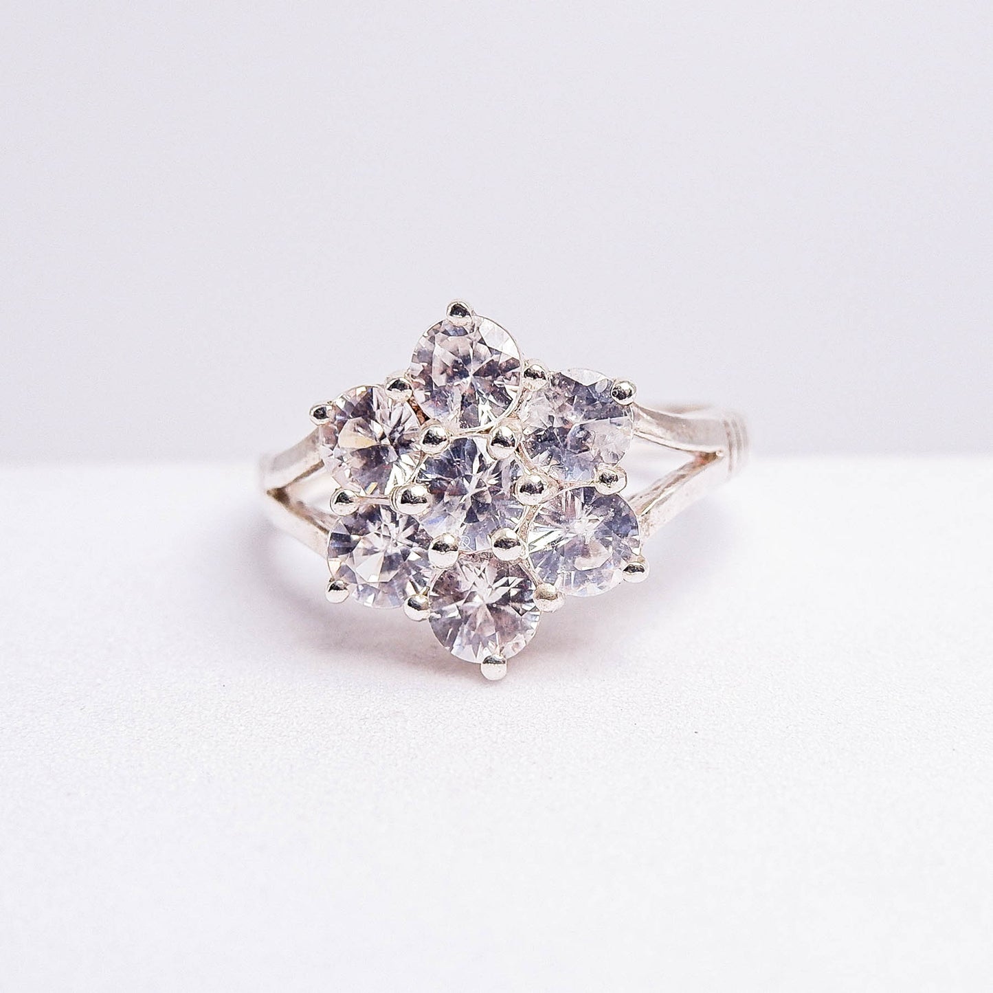 แหวนเงินแท้ 925 ฝังพลอย เพทายขาว (White Zircon)