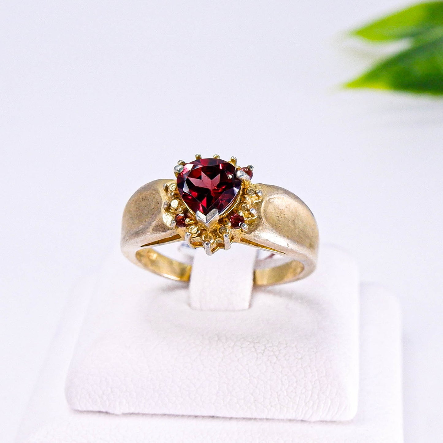 แหวนเงินแท้ 925 ฝังพลอย โกเมน (Garnet)