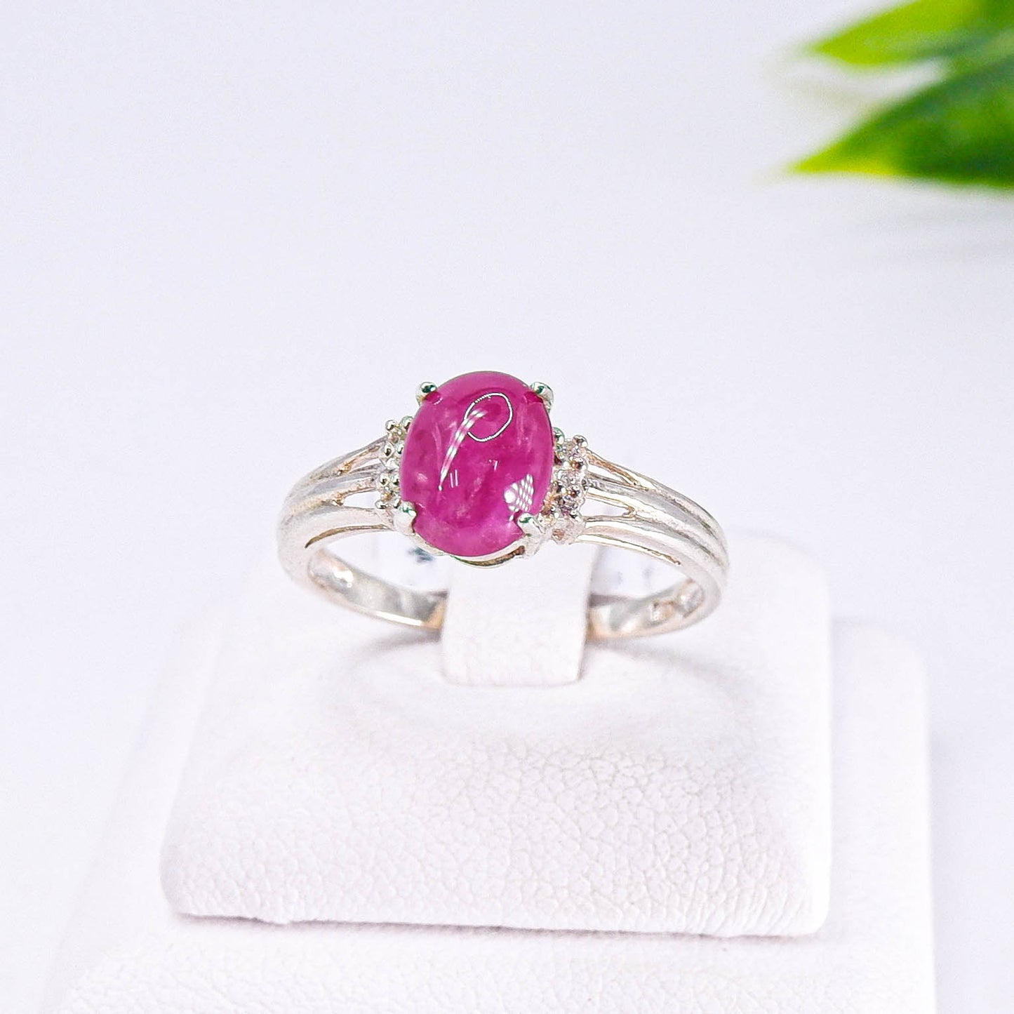 แหวนเงินแท้ 925 ฝังพลอย ทับทิมอาฟหลังเบี้ย (Ruby) + เซอร์คอน (Zircon)